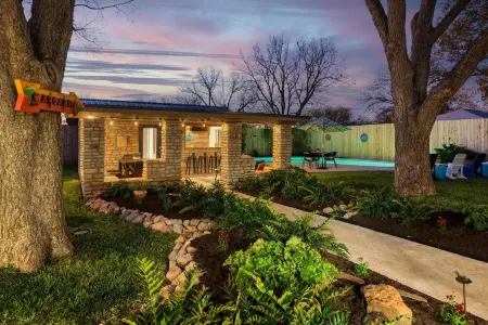 Poker Paradise & Pool Cabana - 15 min to Downtown Austin Отели рядом с достопримечательностью «Остин Хинду Темпл & Комм Сентер»