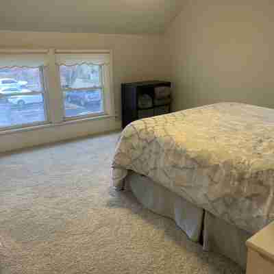 Walking distance to everything downtown Naperville! Rooms