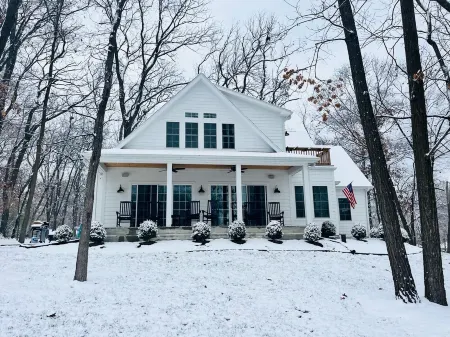 Stunning Lakeside Retreat: Delavan Lake Home w/ Lake Views & Private Lake Access