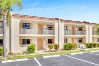 Completely Renovated 2 bed, 5 Star Condo. Pool and Tennis Close to the Beach
