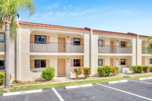 Completely Renovated 2 bed, 5 Star Condo. Pool and Tennis Close to the Beach