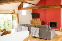 2 bed Barn, open living space , pet friendly, rural, with easy access from M4 Hotels in Usk