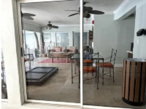 Key Biscayne 2 bedrooms sleeps 4 walk 2 beach shops