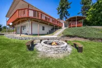 Remodeled ocean view home directly above the Sekiu marina. Relaxation, renewal.
