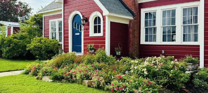 Charming 3-bedroom cottage in Downtown Sulphur Hotels in Sulphur