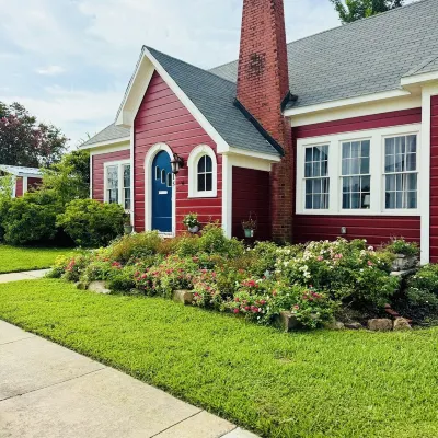 Charming 3-bedroom cottage in Downtown Sulphur Creole Nature Trail Adventure Point附近的飯店