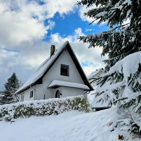 Gemütliche Berghütte mit Kamin im Erzgebirge Nahe Schwarzwassertal