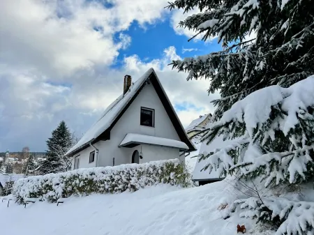 Gemütliche Berghütte mit Kamin im Erzgebirge Nahe Schwarzwassertal Отели в г. Поберсхау