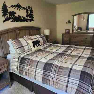 Quiet 4 bedroom Home with Hot Tub nestled in the woods Rooms