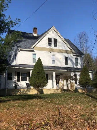 Beautiful 7 Bedroom home on family farm, perfect for a large group Отели в г. Fallsburg