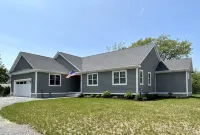 New, Spacious & Comfortable Home-Minutes to Newport & beaches. Walk to water.