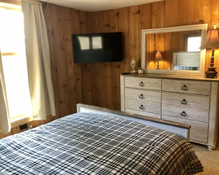 Family/Pet Friendly Cabin w/ Modern Upgrades: Minutes to Mountains, Farms, Lake 倫敦德里酒店