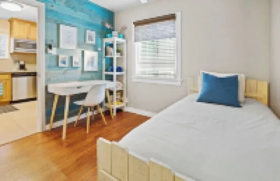 Cozy Beach Cottage, Walk to Everything! 2bed/1bath