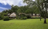 Large Cabin at Exit 407 - lots of parking Hotels near Great Smokies Flea Market