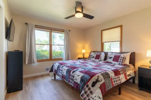 Romeo’s Roscoe Retreat- Close to Lambeau and Titletown District! 그린베이 호텔