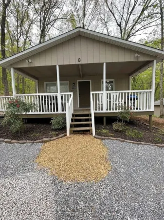 Playing Hooky Cabin / 2 Bedroom-1 Bath Отели в г. Скотсборо
