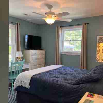 Beautiful fully renovated quad in Village Green Rooms