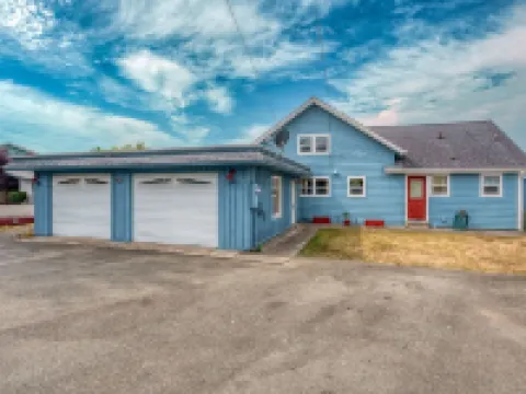 OCEANFRONT Sunset Cabin with stunning ocean views & staircase to the beach! Hotels in Harbor