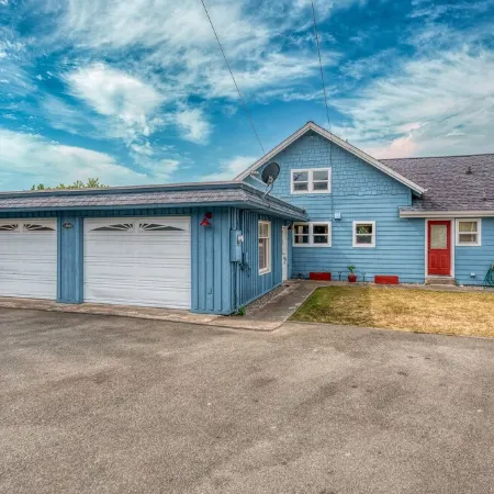 Oceanfront Rustic Sunset Cabin with Stunning Ocean Views & Staircase to Beach!