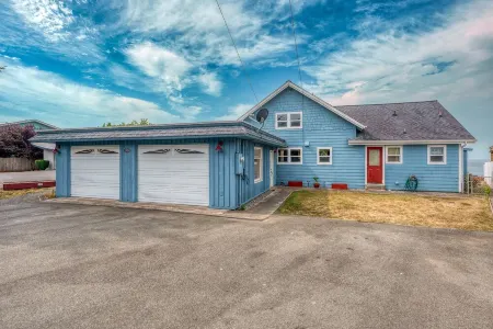 OCEANFRONT Sunset Cabin with stunning ocean views & staircase to the beach!