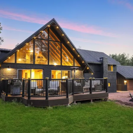 Spacious and Modern Pet-Friendly Chalet in the Pines—perfect for large groups!