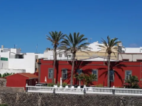 Historical house facing the sea in Finca de Plataneras. Hotels in Arucas