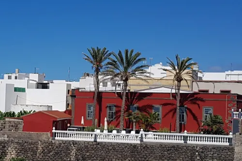 Historical house facing the sea in Finca de Plataneras. Hotels in Arucas