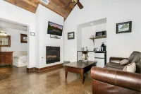 Stonebridge 2: 2 Blocks to Main, Shared Hot Tub