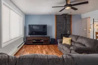 Cozy City Stay - 3bdrm near Airport