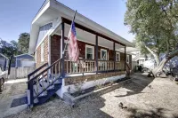 Tucker's Sea Ranch - Pup friendly, one-level ranch with fenced yard and hot tub! 원숭이재판 주변 호텔