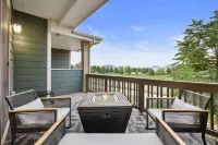 Centrally located Home near MCR, Blue Arena, I-25, RMNP easy access, Pool Table!