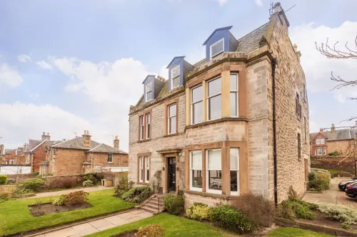 "Fraser's", Marine Lodge, Big 2 Bed, Ground Floor, Parking, "Fore" Golfers Too !