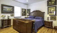 Vintage / antique 1200 sq. ft. interior studio & parking