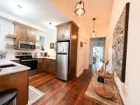 Spacious and Airy Loft/2 king beds/5 bed total/ Overlooking Broadway Ave