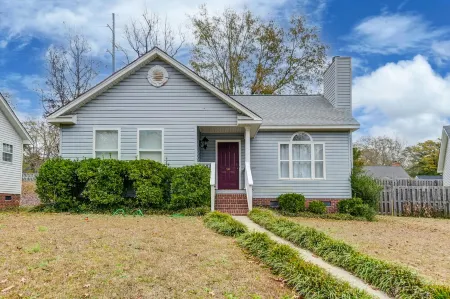 Newly remodeled cozy house in downtown Columbia, SC Отели рядом с достопримечательностью «Ривербанкс Зу энд Гарден»