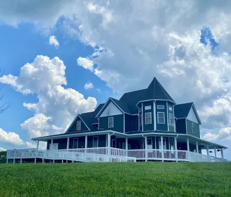 On the Lake & Wine Trail & a Perfect Getaway for16 + With an ADA Suite!