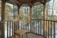 Chic Cabin with Fireplace at Stratton Mountain