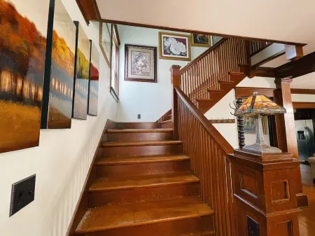 Victorian Home in Original Grandeur Downtown Отели в г. Howard County