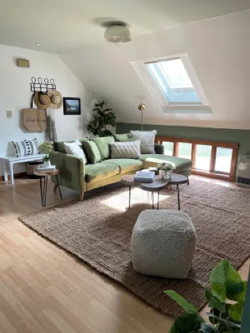 Cheerful, modern 2 bedroom loft apartment on the Coast of Maine Hotels in Camden