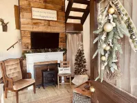 Walk to Historic Downtown Bell Buckle~Webb~Hot Tub~Fireplace~Tiny Home - Homestays