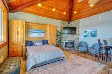 !Waterfront Cabana With Fireplace And Hot Tub!