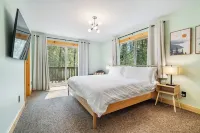 4000sqft, 1-acre Custom Cabin Retreat w Game Room, Hot Tub & Sauna @Mt Hood
