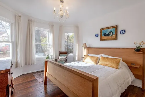 Relaxing Farmhouse, pet friendly, walk to town