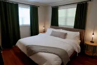 Hillside Haven with King Suite
