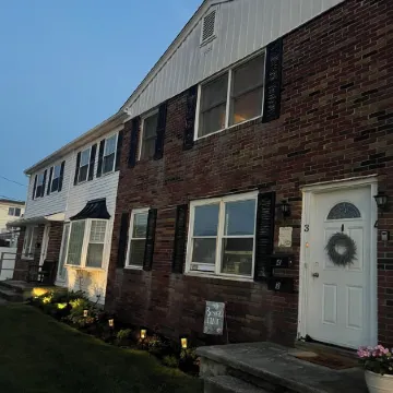 Cozy & pretty beach-block, 2-BR condo: short walk to ocean, restaurants & shops!