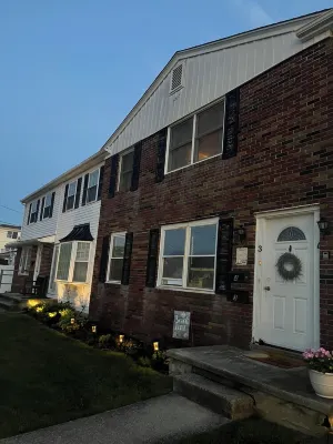 Cozy & pretty beach-block, 2-BR condo: short walk to ocean, restaurants & shops!