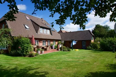 cozy u. family-friendly apartment in the artists' village of Oldsum Hotels near Föhr