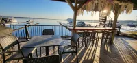 New-First Floor Lakefront, 160 ft Dock, 2 Minutes to Browns Beach & Restaurants!