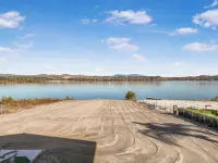 Amazing Lakefront Home with a Private Beach, BBQ, Balcony, Fireplaces & jacuzzi