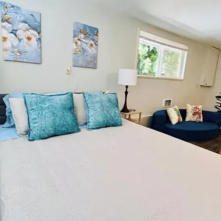 Cozy 1BR w/ Garden Oasis and Free Parking Hoteles en Bothell
